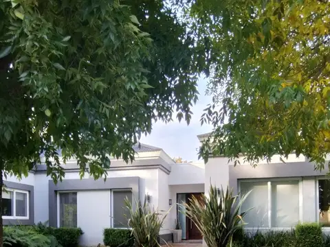 Residencia de Categoria en Barrio Los Puentes