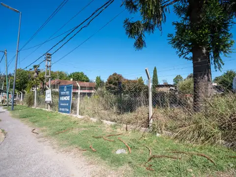 Lote en venta Gonnet ideal comercial