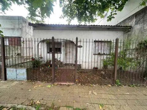 Casa a reciclar , ideal constructor en Quilmes Centro