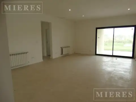 Casa en venta sobre lote interno en Area 2  San Sebastián