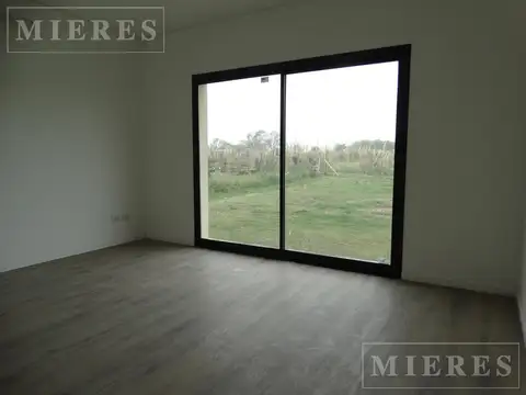 Casa en venta sobre lote interno en Area 2  San Sebastián