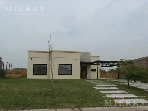 Casa en venta sobre lote interno en Area 2  San Sebastián