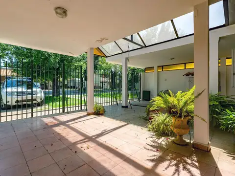 Casa en Venta con 2 cocheras