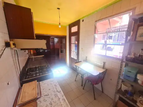 Casa 8 ambientes con 2 baños