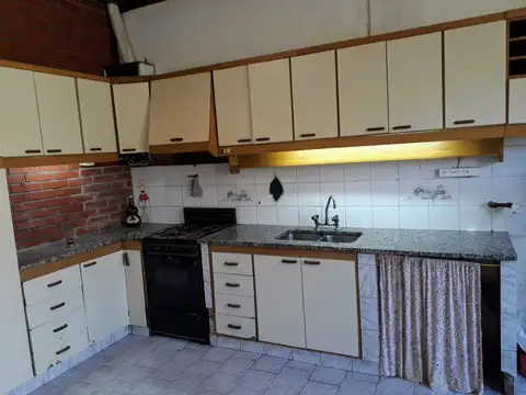 Rio Negro Nº 2148 - Casa Lote propio con Galpón