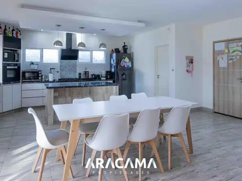 Casa 4 ambientes con 2 baños