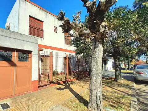 Venta Casa 4 Amb, Cochera, Jardin, San Isidro