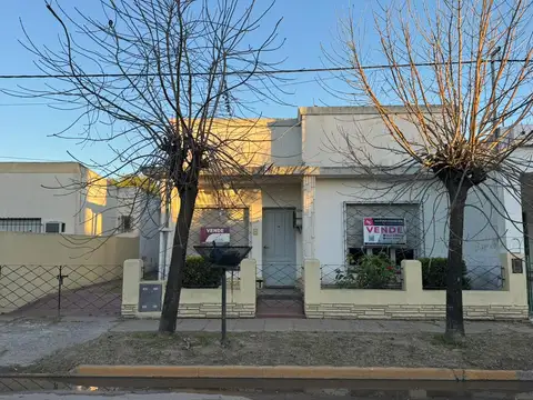 Casa con gran parque y pileta sobre calle 24