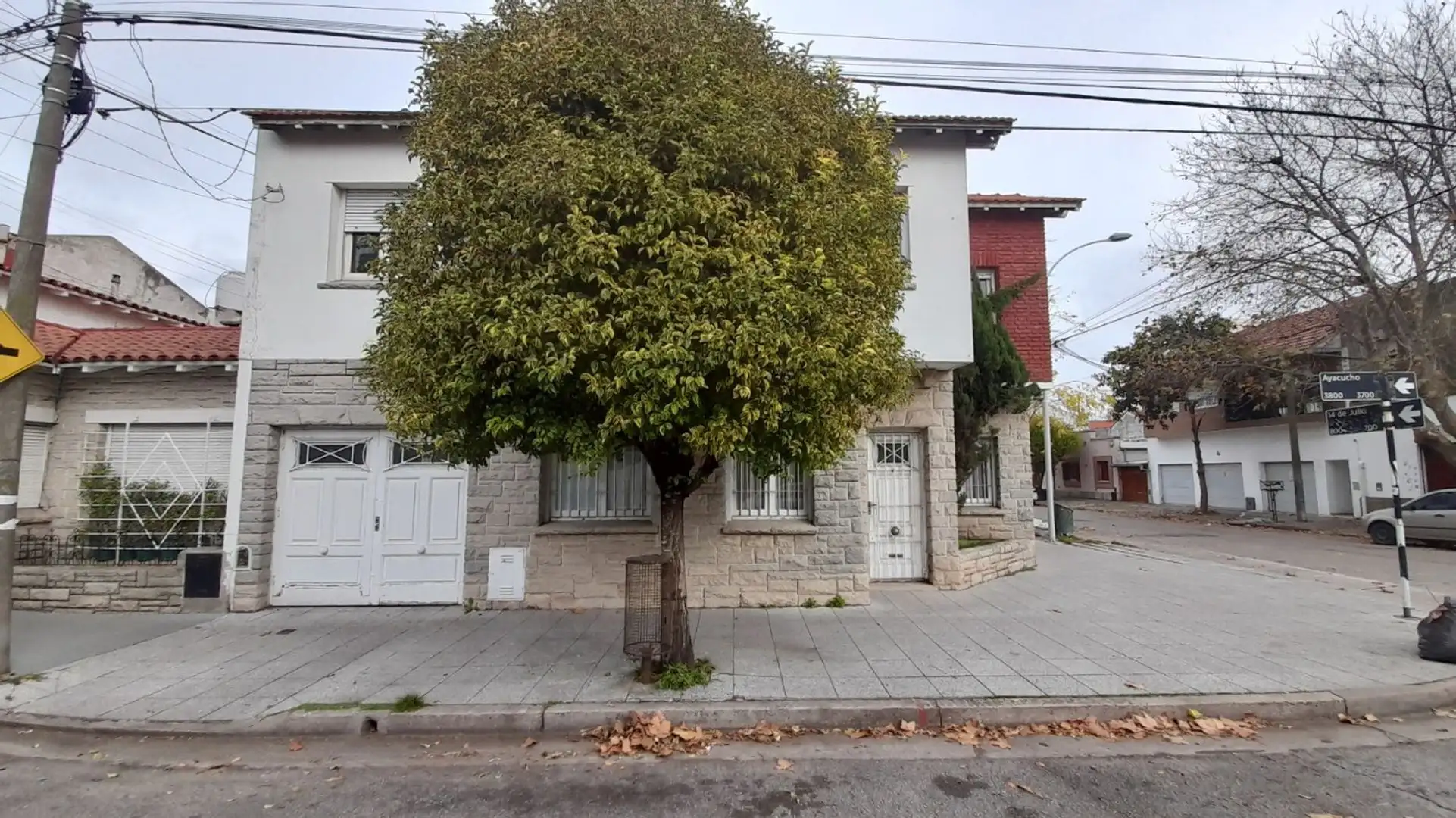 VENTA CASA 4 AMBIENTES CON GARAGE LA PERLA