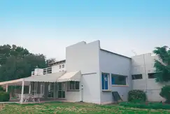 Áreas comunes piscina, club-house en el Country Club, Pago Chico Club de Campo