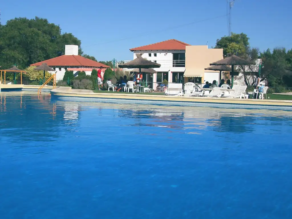 Áreas comunes piscina, club-house en Pago Chico Club de Campo