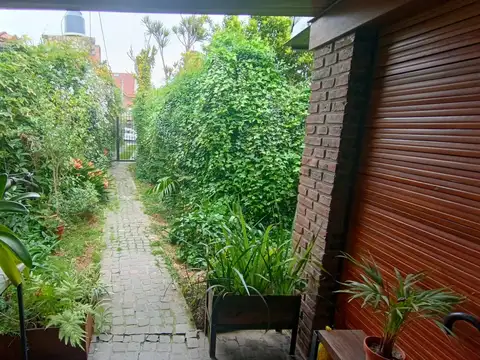 PH de 4 Ambientes + Playroom/Escritorio • 197 m² con Gran Patio y Vegetación