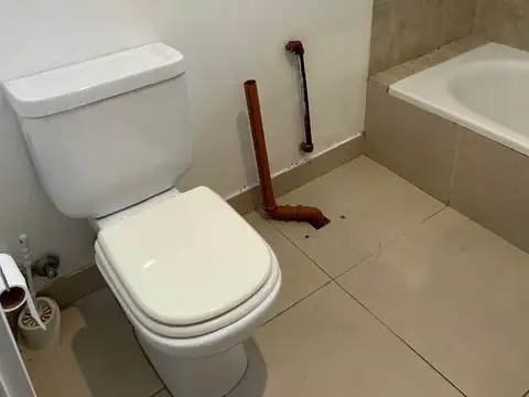 Hermoso contrafrente con balcón, baulera y cochera