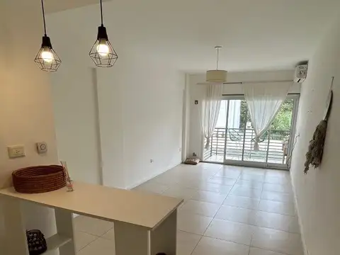 Hermoso contrafrente con balcón, baulera y cochera