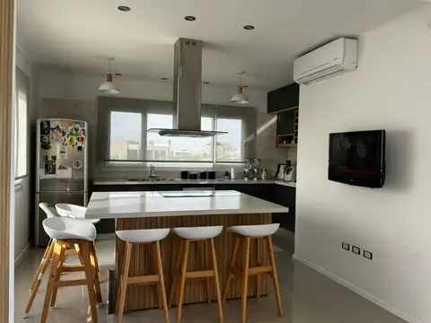 Casa 4 ambientes con 3 baños