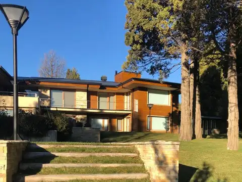 Casa 8 ambientes con 4 baños