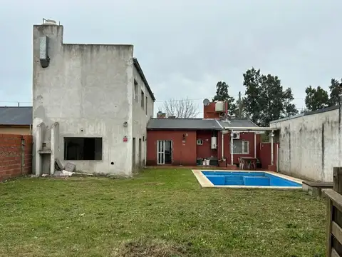 Venta | Casa c/pileta + Edif. p/ Taller | Luján Centro | Sale a 2 calles | gran lote B° semi ce...