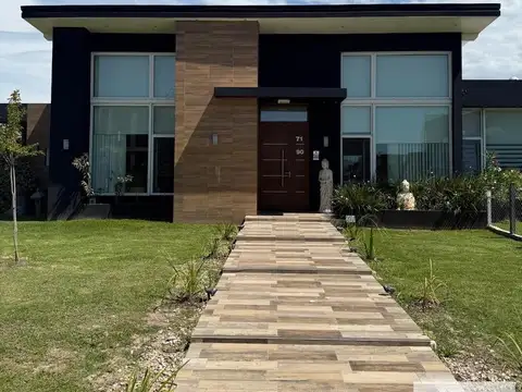 Casa en venta - 4 Dormitorios 5 Baños - Cochera - 1.350Mts2 - Esteban Echeverría