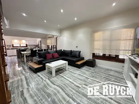 Casa en Venta con 2 cocheras