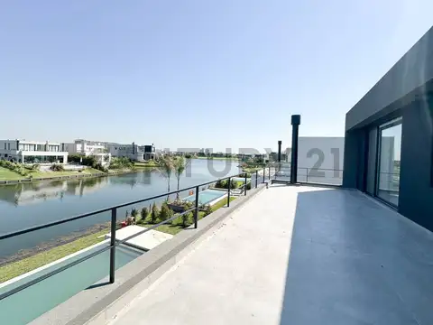 CASA DE 4 DORMITORIOS A LA LAGUNA A ESTRENAR