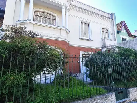 Casa 6 ambientes con 4 baños