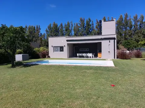 CASA EN VENTA 2 DORMITORIOS PILETA QUINCHO COCHERA