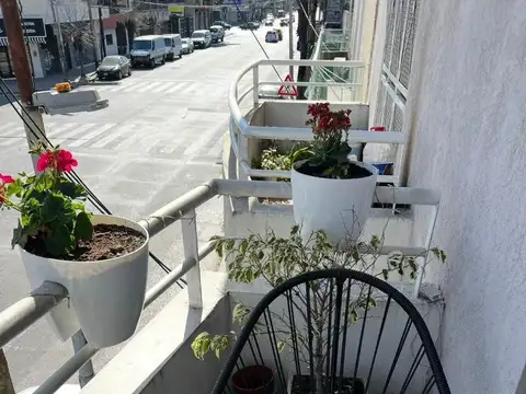 Monoambiente Luminoso! sobre avenida.-