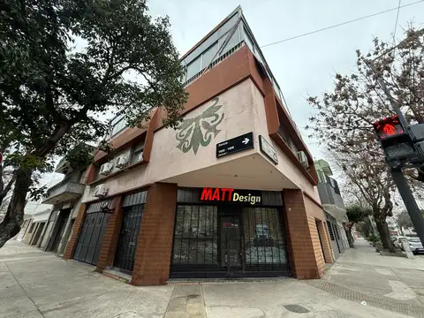 Casa en 1er piso con cochera y dos locales comerciales en PB - Vivir con Renta