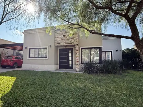 Casa 6 ambientes con 2 baños
