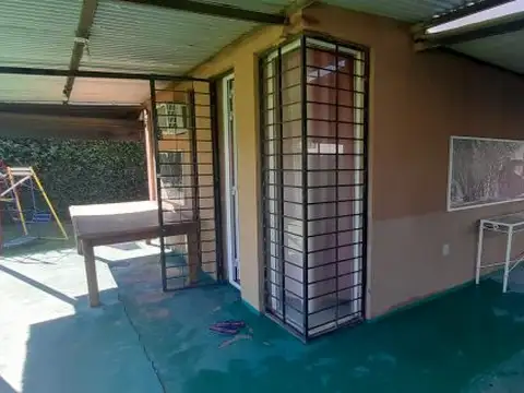 Casa en Alquiler con 2 cocheras