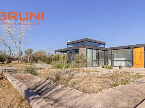Casa en Venta con 2 cocheras