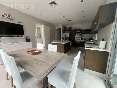 Casa en Alquiler con 4 cocheras