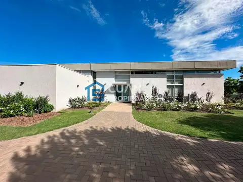 Ayres Plaza