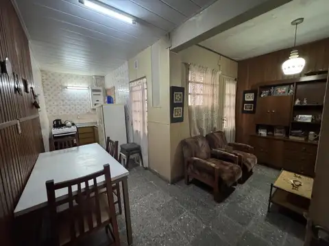 EN VENTA - CASA DE PASILLO TRES DORMITORIOS A RECICLAR - CENTRO