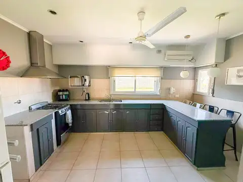 Casa 4 ambientes con 2 baños