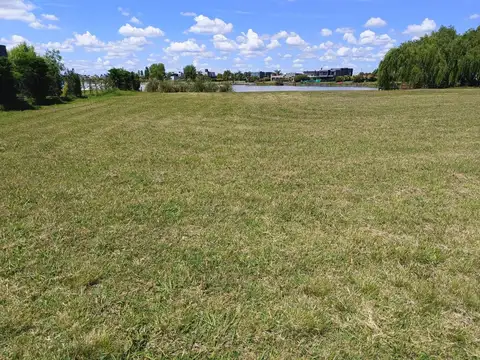 Lote con fondo a la laguna en Santa Rita