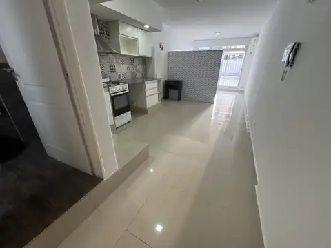 Exc departamento monoambiente con patio al c/fte - M luminoso - A mts Subte A