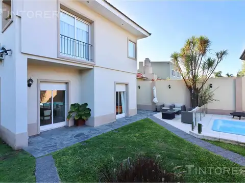Casa en Venta con 3 cocheras