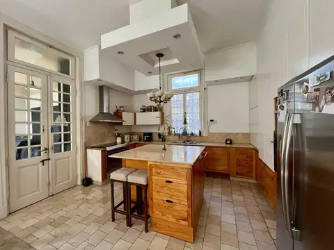 Casa en Venta con 4 cocheras