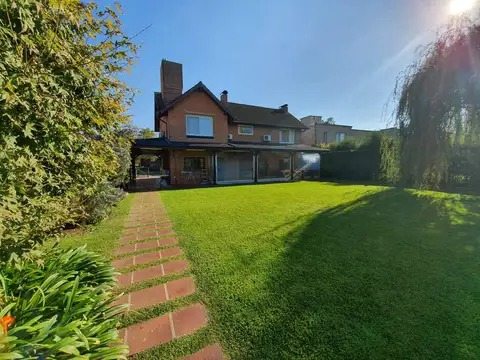 Casa en Alquiler con 3 cocheras