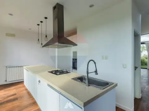 Casa en Alquiler con 3 cocheras