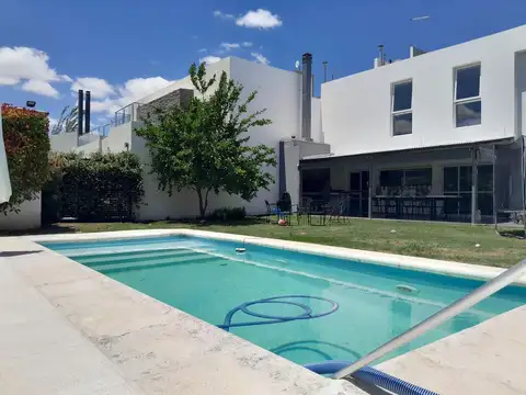 Casa en venta 3 dormitorios Valle Escondido-B° Los Aromas