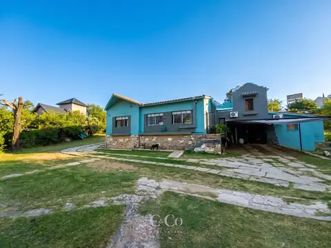 Casa De 4 Dormitorios Y 2 Departamentos Piscina En Lote De 3150m2 Villa Del Lago - Villa Carlos Paz