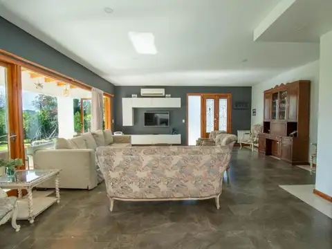 Casa en Alquiler con 2 cocheras