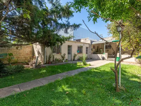 CASA EN VENTA LA PLATA CON GARAGE CUBIERTO