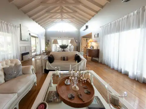 Casa en Venta con 3 cocheras