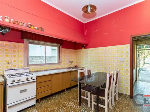 Venta - Casa con Jardín, Cochera y Parrilla en Jauregui Jose Maria