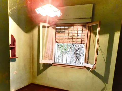 VENTA CASA IDEAL PARA RESTAURAR EN BANFIELD