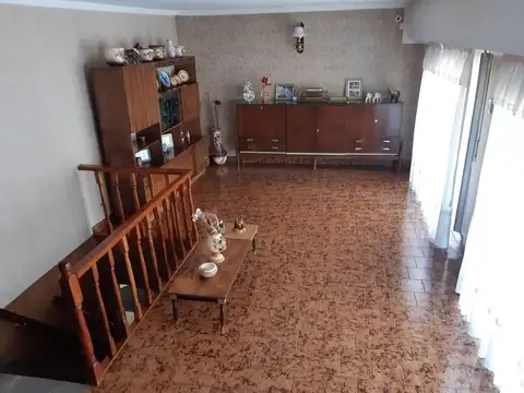 Espectacular casa c/ departamento y comercio indep. ubicado en Nuestras Malvinas 1755, Monte Grande