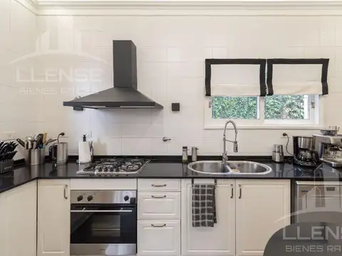 Casa 7 ambientes reciclada a nuevo con pileta en venta - Quilmes